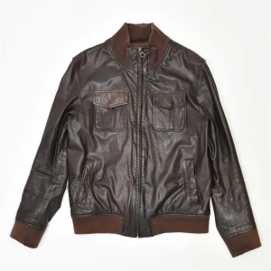 Vintage läderjacka - En vintage jacka i äkta läder från Scotch & Soda, storleken är manlig L så lär sitta väldigt oversize, bra till vintern kanske om man vill ha tjockare stickad tröja under exempelvis :) obs. Finns ett litet hål inuti en ficka men går att sy om man pallar.