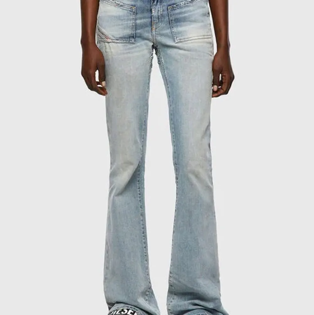 Säljer dessa lågmidjade jeans från Diesel. Använda Max 2-3 ggr då de e lite små för mig. Ingen defekt på de alls utan som helt nya! Köpta för över 1700kr  Storlek 30/32 men skulle mer säga de passar en 36-38. Jeans & Byxor.
