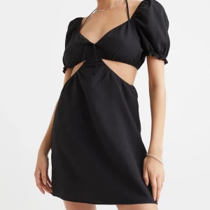 Svart klänning  - Säljer denna svarta klänningen från hm i storlek 34 aldrig andvänd (prislapp kvar) skriv privat för egna bilder 