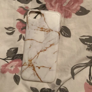 Mobilskal (liknande ideal of Sweden - Jag köpte detta skal för ca 1 år sedan och ska skaffa en ny mobil så säljer en del av mina mobil skal Bra skick Original pris : 100 kr