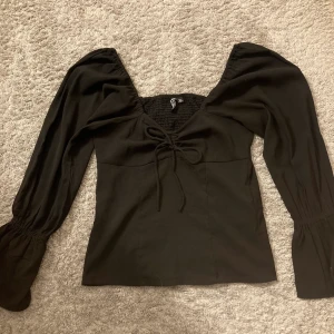 Långärmad blus/tröja - Så söt slutsåld svart blus från Bik Bok med långa ärmar. Nypris 360kr men vill bli av med den så säljer billigt! Som ny, skriv vid intresse! 