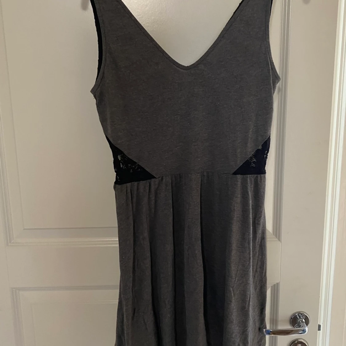 Grå klänning
