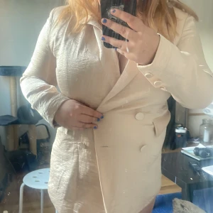 Beige kavaj från ginatricot  - Knapp som fattas men lätt att så på. Storlek s/m