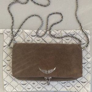 Zadig & Voltaire - Väska från Zadig & Voltaire i brun mocka. Fint skick, köpt för 3000 kr i deras affär i Stockholm. Pris kan diskuteras☺️