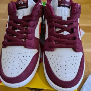 Nike dunk skate like a girl - Helt nya nike dunk skate like a girl storlek 40. Kvitto finns. Kan skickas mot fraktkostnad eller hämtas i malmö