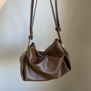 Handväska  - Helt oanvänd handväska! Sälja då den aldrig kommer till användning. Obs. Såg att den kommit med märke på landen (bild 3)