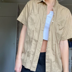 Oversized skjorta  - Beige skjorta som jag aldrig använt, inte struken på bilderna 😅 Perfekt att ha ovanför linnen och toppar!