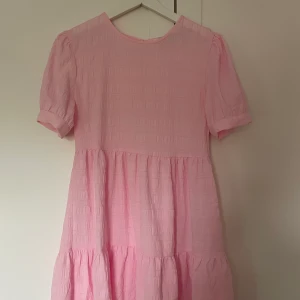 Helt oanvänd sommarklänning🌸 - Klänning från BYIC. Ett danskt klädmärke. Klänningen har utgått i deras sortiment men hittade en likadan klänning fast i annan färg men modellen likadan. Helt oanvänd, för stor för mig. Stl XS men är som en S eller en mindre M i stl. Deras pris 600kr. 🌸