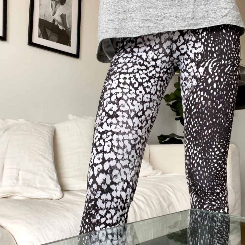 Säljer ett par mönstrade träningstights från Gina Tricot, stolek M. Passar allt från XS-M. Jeans & Byxor.
