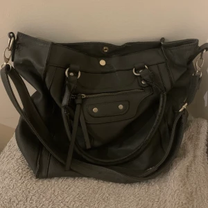 Väska - Super fin vintage väska i en grå mörkare färg som har mycket utrymme & många fickor 