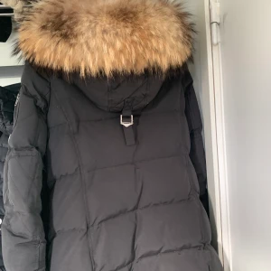 Rock and blue jacka - Säljer nu min rock and blue jacka för att den inte längre kommer till användning. Köptes i december 2021 så använd fåtal gånger. Vill bli av med den så snabbt som möjligt då den bara tar plats. Pris kan diskuteras 