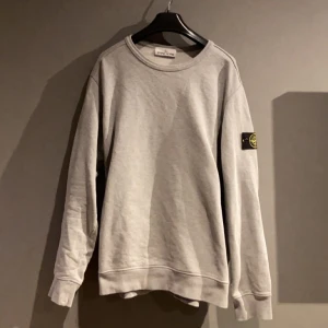 Stone Island Tröja - En Stone Island sweatshirt i nästintill perfekt skick. Storleken är XL men sitter som en L. Hör av dig om frågor eller liknande! 