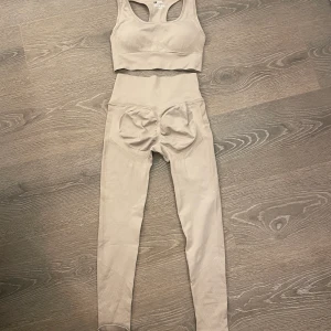 Nytt träningsett i storlek s från SHEIN - Nytt träningsett från SHEIN i stolek s aldrig använt och till för att ”forma” rumpan! Säljer för 120 kr ordinarie 250! Skriv för fler bilder👍