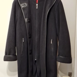 Kappa i 80 % ull - Mycket fin kappa med skinn detaljer. Använd 1 vinter. Stl. 38 