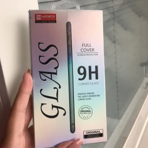 3-pack Skärmskydd av glas till iPhone 14 - Råkade köpa fel storlek!  3x glas skärmskydd till iPhone 14 3x rengörings servetter  1x puts duk