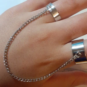 Ring med kedja - En jätte cool silver ring som har stilen y2k. Säljer för de inte kommer till användning 🥲  köp den gjärna och rekommenderar stark.  Man kan få den via frakt och då kostar frakten 13kr💌💕