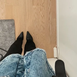 Stövletter - Supersöta stövlar med klack i äkta läder. Stl 40 skulle säga att d passar 39-41 kanske. Bra skick, klacken är ca 3/4 cm