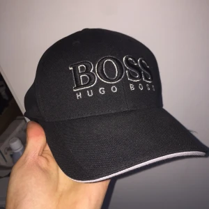 Hugo boss keps. Mössa - Hugo boss keps. Äkta.  Butikspriset: 599kr.  Äkta och oanvänd 