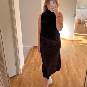 Satinkjol Bershka - Garderobsrensning!!! Kommer mer!!! Säljer denna satinkjol, midi, från Bershka som är i superbra skick. Storlek: 38 (Midi) Färg: Svart Köparen står för frakten!!! 