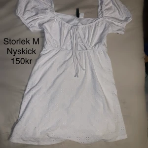 Vit klänning  - Vit klänning i storlek sm. Nyskick, använt ändats en gång i sommars. Inte min stil.
