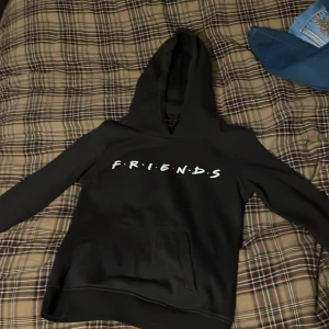 Friends hoodie  - Helt ny friends hoodie, fick i present och inte använt då den är för liten/tight i min smak. Står att den är M men den är lite ”slum fit” så kan upplevas mindre.