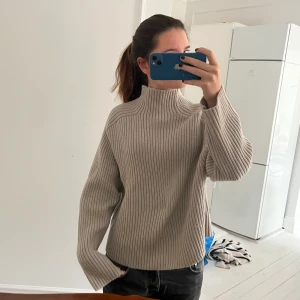 Ribbad polo tröja!! - Säljer denna ribbade polotröja från Hm❤️ 