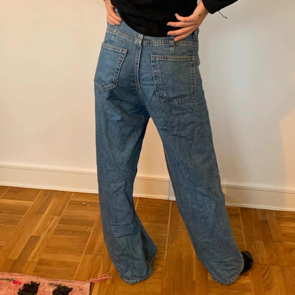 Superfina blåa Weekday jeans i modellen ACE. Högmidjade men jag använder dem lågmidjat i baggy fit. Jättefint skick!!🌸. Jeans & Byxor.