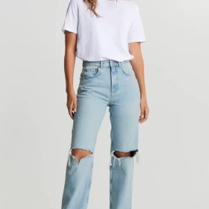 Byxor med hål  - Säljer ett år byxor från Gina, dom har ej kommit till nån användning, skriv privat om Nike intresserade eller för fler bilder😊💗