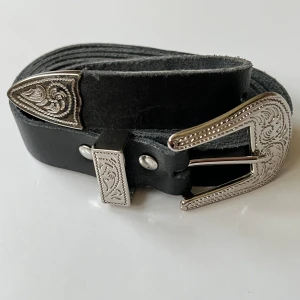 Skärp - Svart vintage skärp med jättecoolt spänne och detaljer! Den har en defekt, ett mindre hål, men det är inget som syns när den sitter på och annars jättefint skick🖤❤️‍🔥 