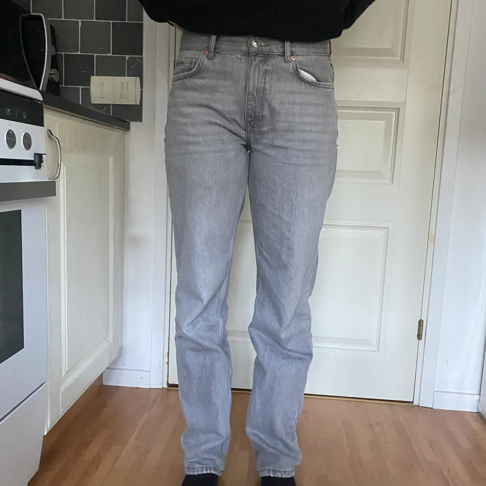 Lågmidjade gråa jeans från Gina  Storlek 38 Bra skick. Jeans & Byxor.