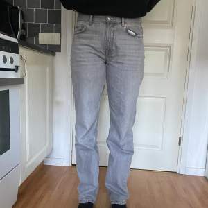 Lågmidjade gråa jeans från Gina  Storlek 38 Bra skick