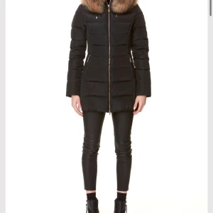 Hollies jacka - Äkta päls, ser anvönd ut men är i relativt gott skick