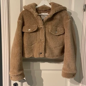 Teddyjacka - Så fin fluffig kort jacka från Pull&Bear i nyskick! Skriv för fler bilder! 330+frakt😊