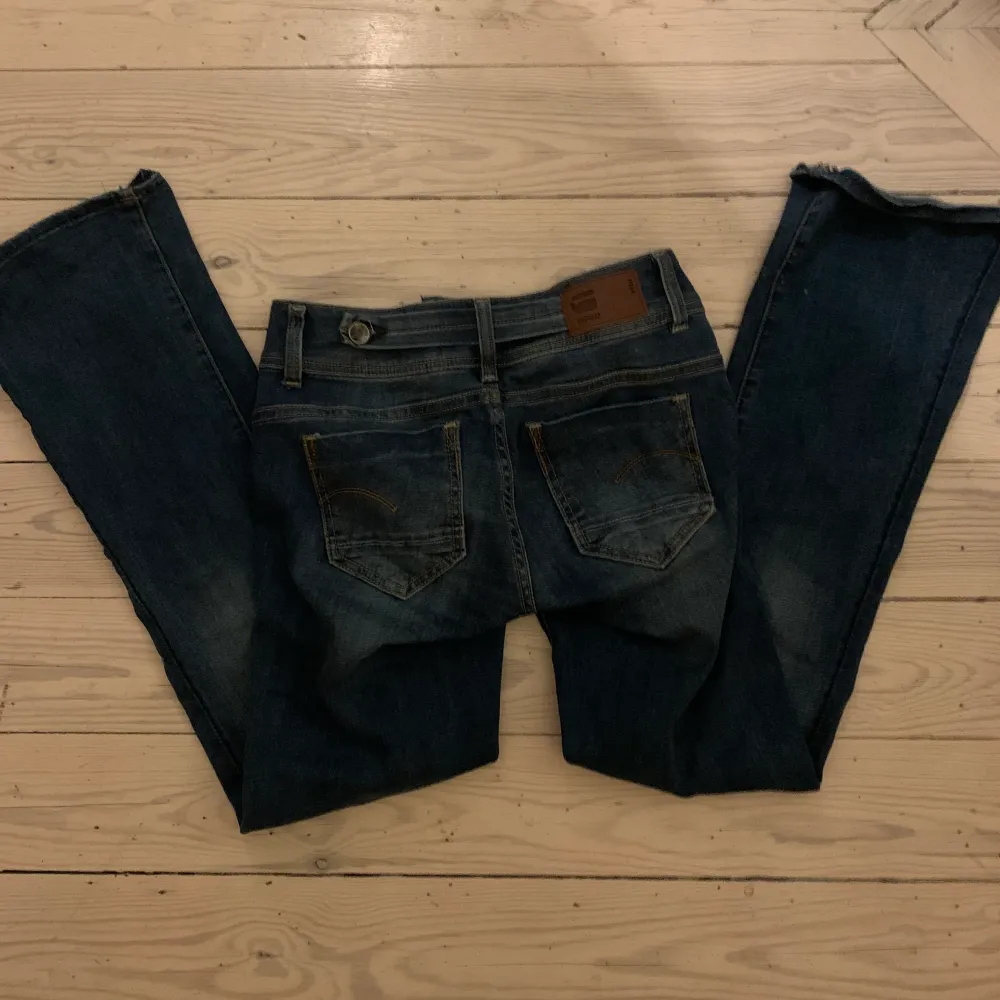 Lågmidjade mörka bootcut jeans!! I storlek small. Jag är runt 157cm men dem är litet långa på mig. <3. Farkut & Housut.