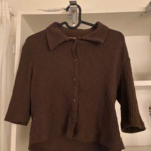 Superfin lite cropped brun tröja/kofta från H&M storlek S. I princip aldrig använd