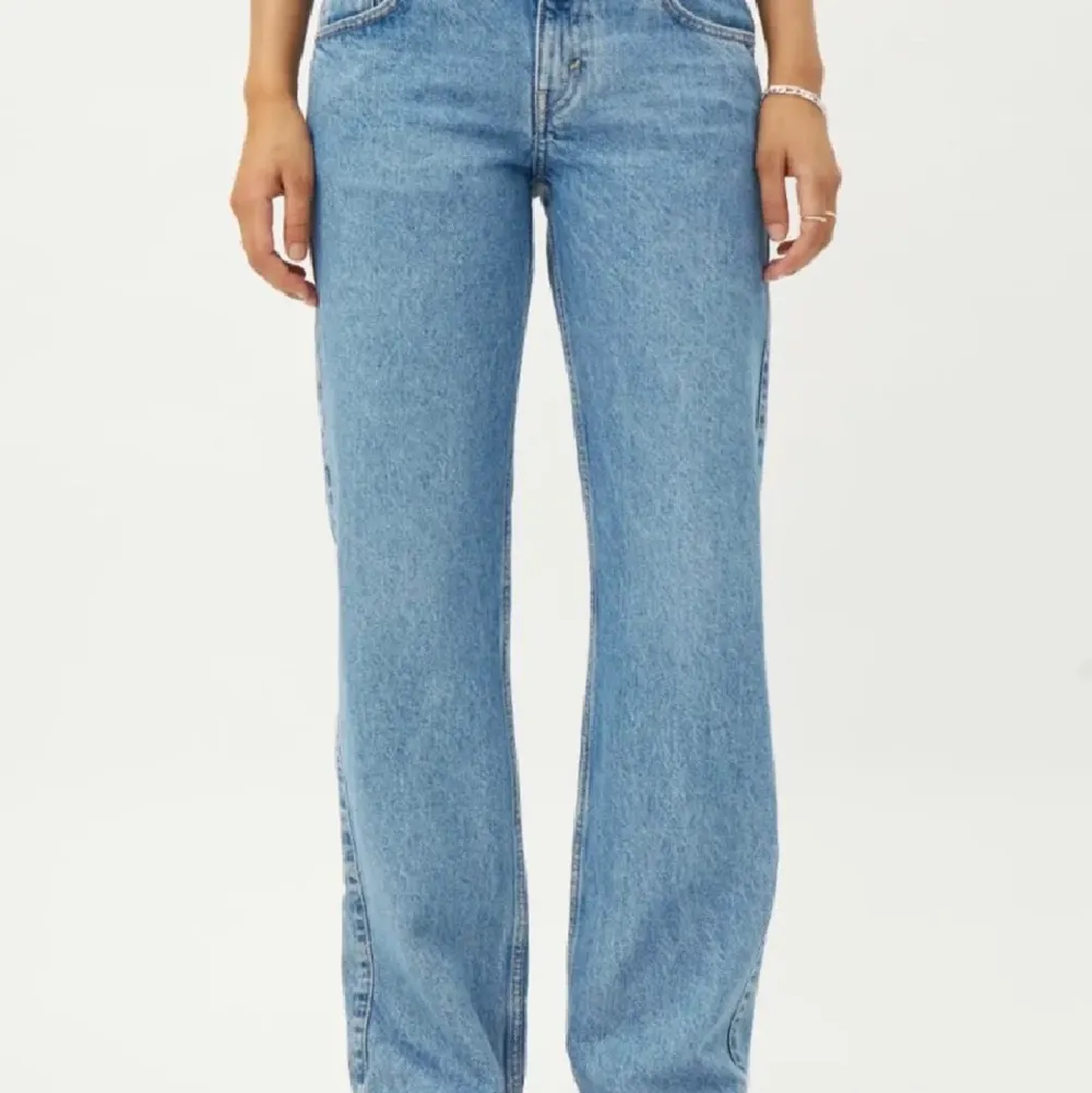Säljer mina Weekday jeans för att de har blivit för små. Skriv privat för egna bilder💗. Jeans & Byxor.