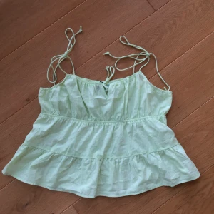 Knytbart linne - 🐸Från: H&M🐸Orginalpris: 50 kr (50%rea)🐸Nytt pris: 20 kr+frakt🐸Inga skador eller fläckar🐸Kommer ifrån rök och djurfritt hem🐸