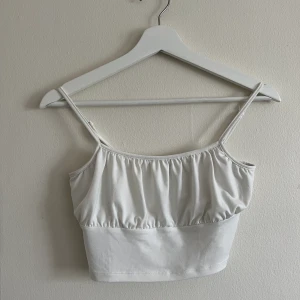 Vitt linne (Strl S) - Ett fint croppat vitt linne som inte är genomskinligt alls! Jag tyvär säljer pga att den inte kommer till användning längre!😢Jag ska flytta och vill bli av med allt så fort som möjligt så pris kan diskuteras på allt!🦋 Köpare står för frakt📦 