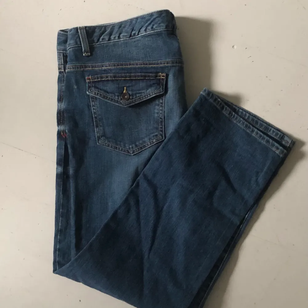 Så fina raka o lågmidjade jeans ifrån Tommy Hilfiger! Köpta secondhand och säljer för att de tyvärr inte passar❤️ Står storlek 14h inuti! så annorlunda fickor där bak också. Jeans & Byxor.