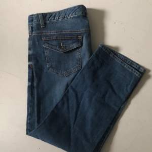 Så fina raka o lågmidjade jeans ifrån Tommy Hilfiger! Köpta secondhand och säljer för att de tyvärr inte passar❤️ Står storlek 14h inuti! så annorlunda fickor där bak också