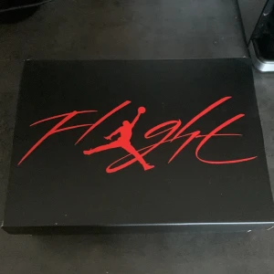 Jordan 4 - Jordan 4 Retro Black Canvas  Strl 43 Skorna kommer ifrån Nike SNKRS. Köpte dem på en utlottning i appen.