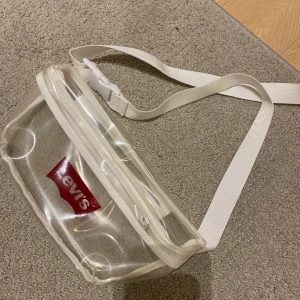 Levis magväska - nyskick!!⚡️⚡️