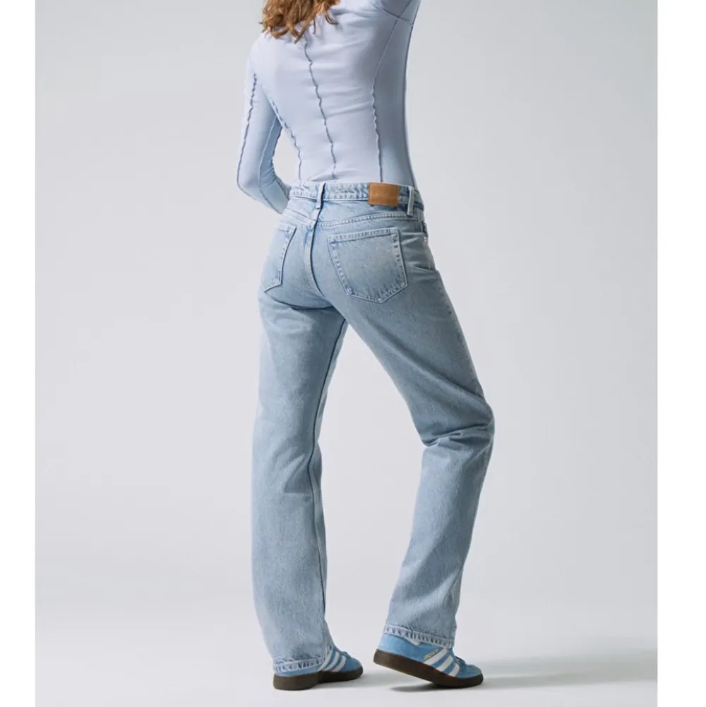 Säljer dessa supersnygga jeans från weekday ” arrow low straight”modellen💕💕   . Jeans & Byxor.
