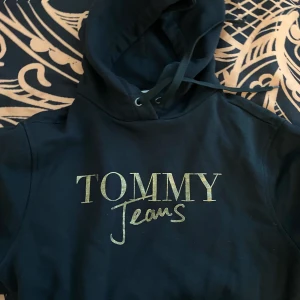 Tommy hilfiger svart tjocktröja - Xs men passar bra som S