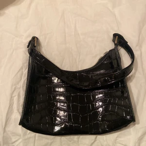 Svart väska  - Fin oanvänd svart shein väska