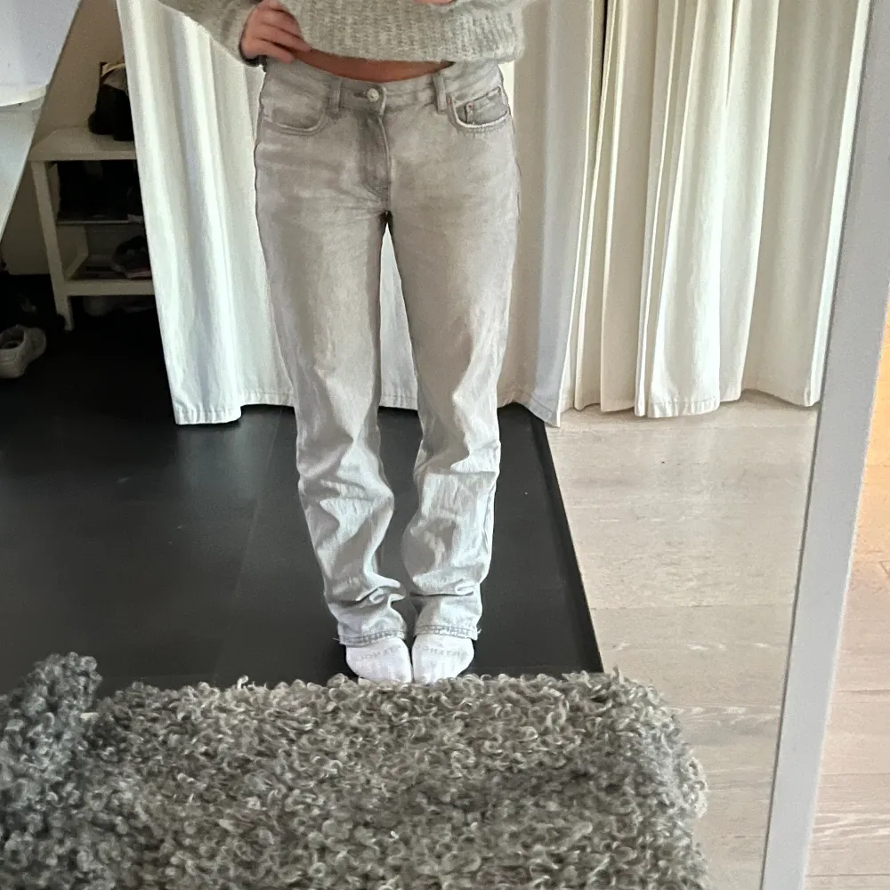 Ljusgrå low waist jeans från Gina tricot. Använt ett fåtal gånger men säljer för att de ej kommer till användning. Köpt för 500, pris kan diskuteras!. Jeans & Byxor.