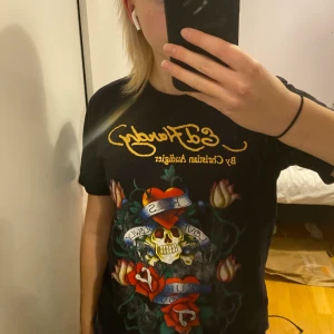 Ed hardy T-shirt  - Ed hardy T-shirt i bra skick! Tryck på framsida och på ryggen. Skriv privat för frågor eller fler bilder!!