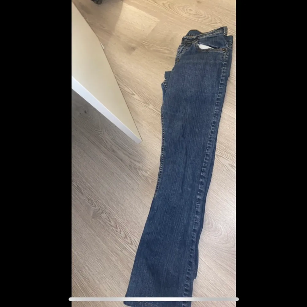 Mörkblåa utsvängda Lågmidjade jeans storlek Xs mer info om längd oså äre bara o skriva kan ej ha dem längre !. Jeans & Byxor.