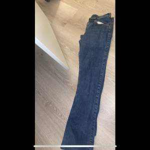 Mörkblåa utsvängda Lågmidjade jeans storlek Xs mer info om längd oså äre bara o skriva kan ej ha dem längre !