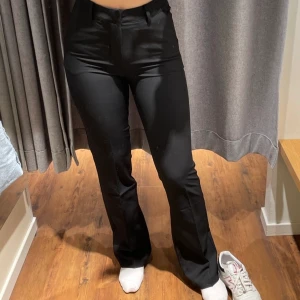 Kostymbyxor  - Säljer dessa snygga kostymbyxor ifrån Bikbok, strl S. Aldrig använda💓